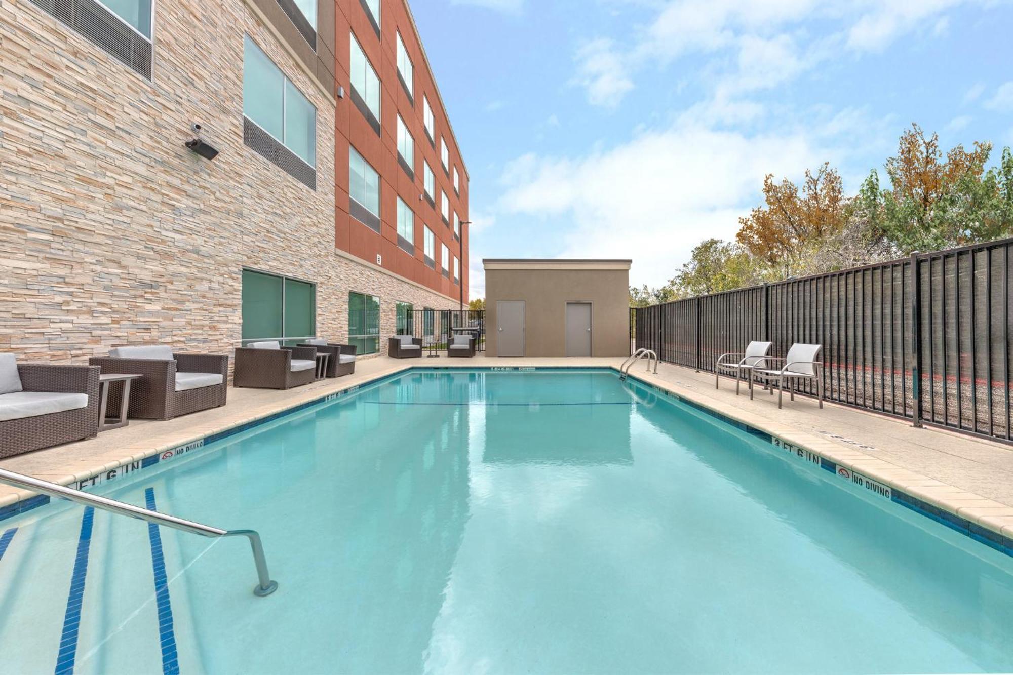 Holiday Inn Express & Suites Austin Airport East By Ihg Buitenkant foto