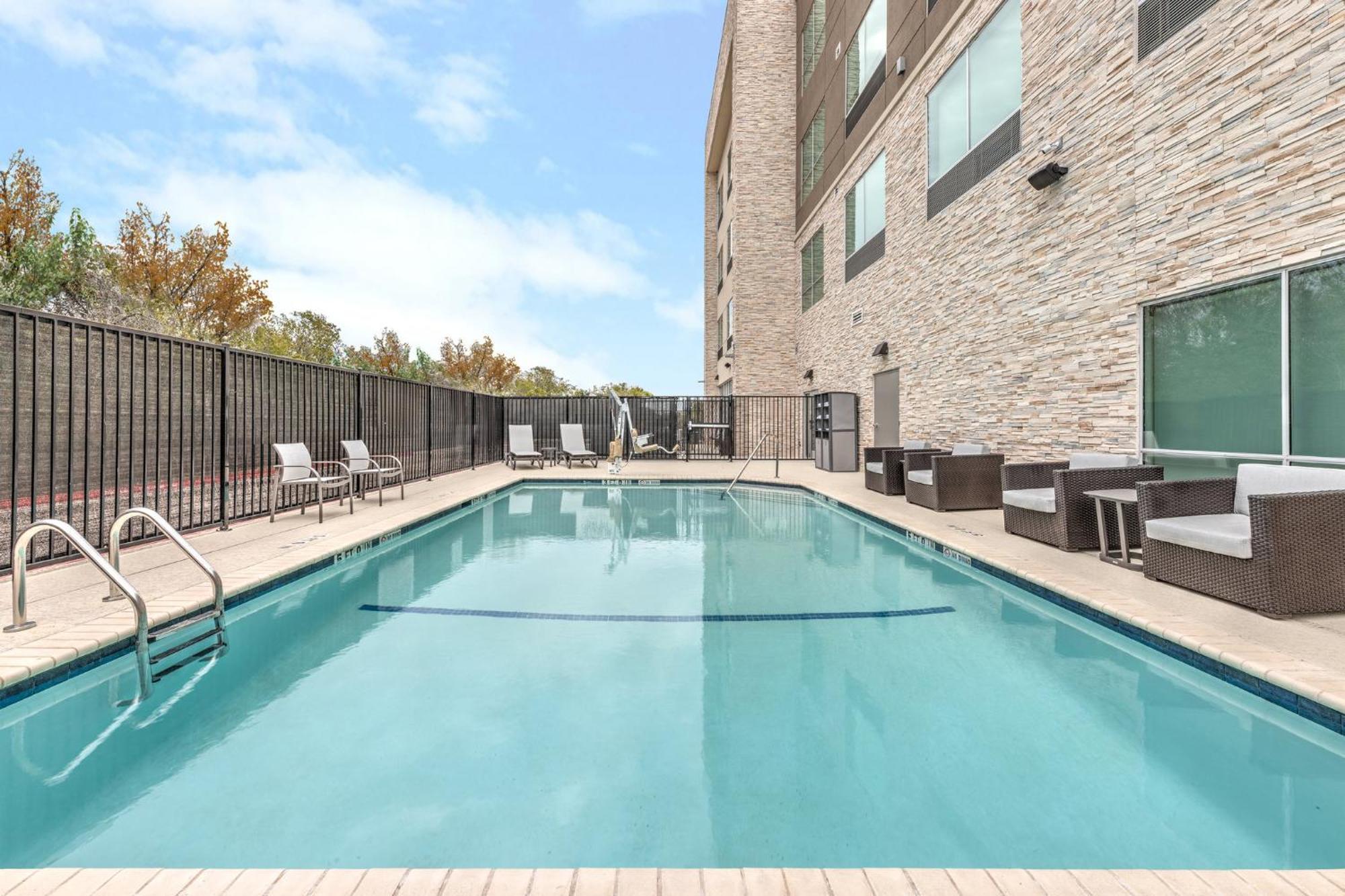 Holiday Inn Express & Suites Austin Airport East By Ihg Buitenkant foto