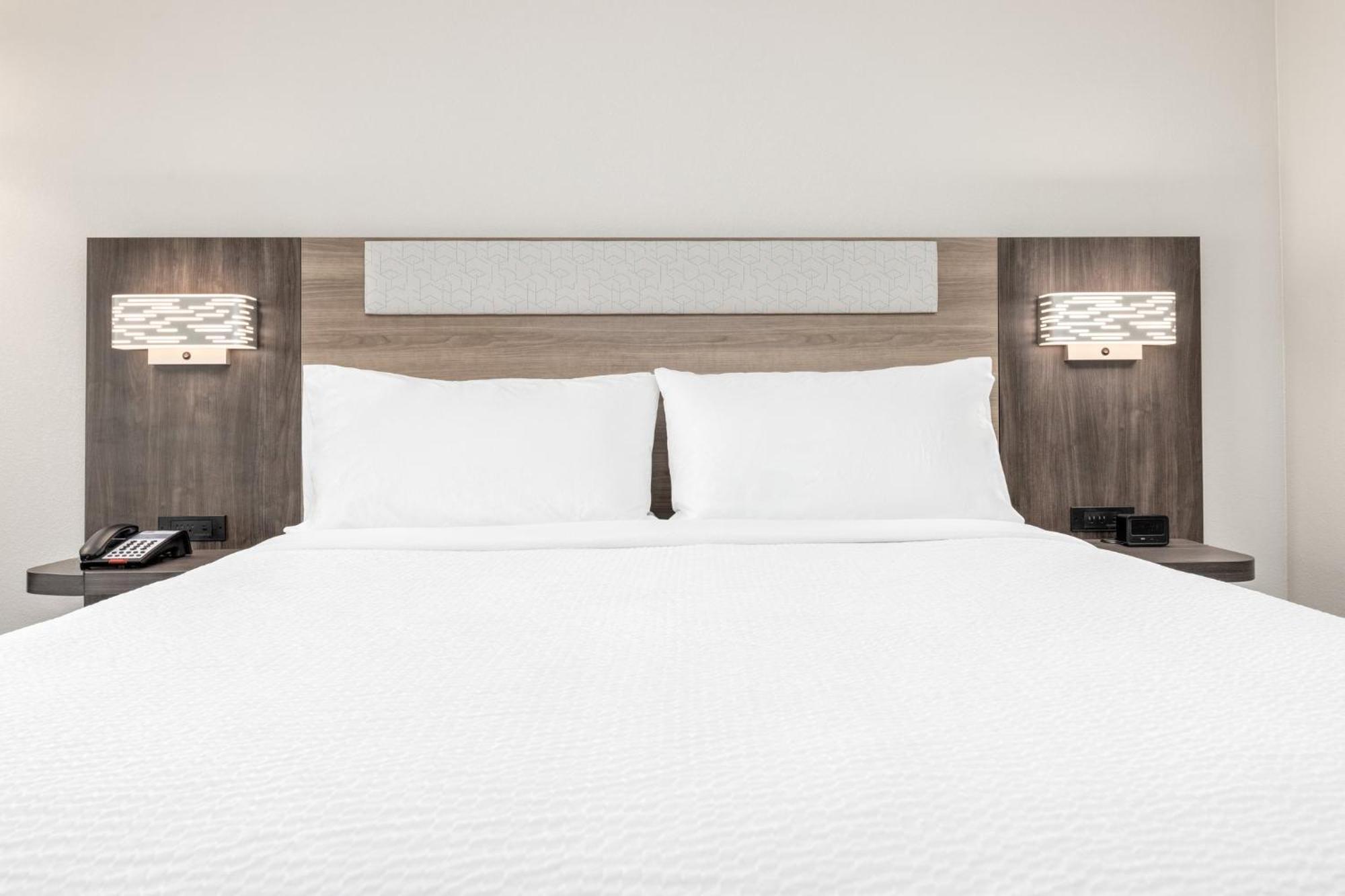 Holiday Inn Express & Suites Austin Airport East By Ihg Buitenkant foto